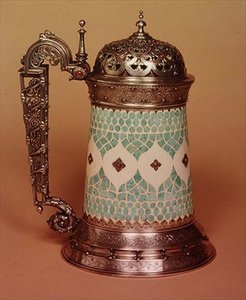 Rudolfiho nádržka s tělem ze slonoviny vykládaným tyrkysy, osazená stříbrem a rubíny, Paříž, cca 1855 (stříbro a slonovina) od French School