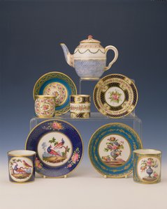 Výběr konviček, talířů a šálků, cca 1770 (porcelán)