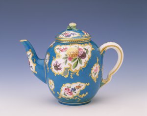 Čajová konvice Sevres s modrou celeste zem, 1766 (porcelán)