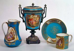 Sevres blue celeste džbán, hrnek, urna a talíř, vše počátek 18. století (porcelán)