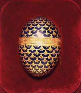Sevreská bonboniéra ve tvaru vejce, 1762 (porcelán)