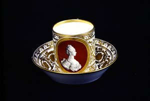 Šálek s podšálkem Sevres s podobiznou Marie-Antoinetty, kolem 1773-4 (porcelán)