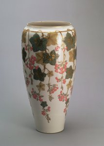 Váza Sevres, s přeglazurovou dekorací (porcelán) od French School