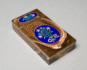 Tabatěrka, cca 1840 (zlato, achát, sada s mozaikovými panely, lapis broušený) od French School