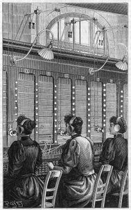Telefonní kancelář (centrální telefonie - standardní telefonie) na rue Gutenberg v Paříži v roce 1895. Vícestolová sekce 240 účastníků obsluhovaná 3 telefonisty. od French School