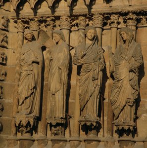 Navštívení, čtyři figury ostění ze západní fasády katedrály, c.1230-40 (vápenec) (viz 62274) od French School