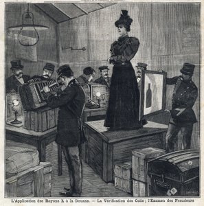 Aplikace rentgenových paprsků (rentgenů) má zvyklosti: ověřování balíků a zkoumání podvodníků. V „“Le Peute Parisien““ dne 11.07.1897. Soukromá sbírka od French School