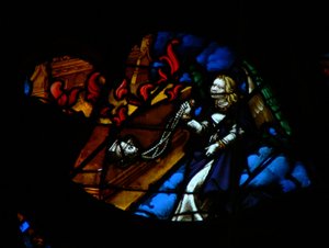 Západní rozetové okno zobrazující výjev z Knihy Zjevení: anděl dávající kadidlo na oltář (symbolizující modlitby svatých) (8:3). od French School