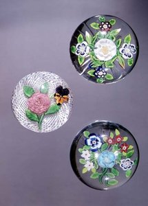 Tři těžítka, LtoR: Clichy růže a maceška s neprůhledným bílým latticiniem a dvě kytice Baccarat s hvězdicovým řezem od French School