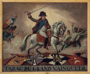 K tabáku velkého vítěze. (jezdecký portrét Napoleona Bonaparta (1769-1821), vedoucího svá vojska do bitvy. Na zadní straně plátna čtyřverší: „“ Úspěch jeho obchodů,/Jeho vítězství ve stovce bojů,/Nemít žádná jiná tajemství/Jeden vezmi od French School