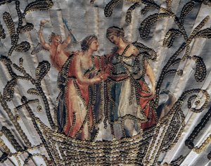 Venuše a Juno, detail hedvábného listu ručního vějíře, výšivka a flitry, stříbrná damascénská propíchnutá kostěná ochranná hůl od French School