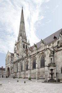 Pohled na Cathedrale Saint Lazare d