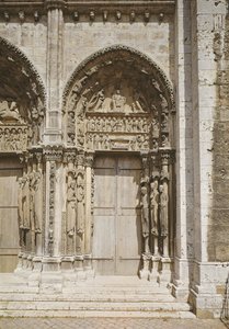 Pohled na jižní dveře královského portálu, asi 1145-50