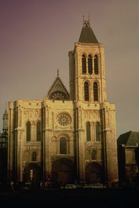Pohled na západní fasádu, zahájeno kolem 1135 od French School