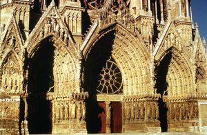 Pohled na portály západní fronty, zahájený v roce 1231 a dokončený v roce 1430 od French School