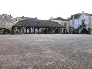 Pohled na kryté tržiště v obci od French School