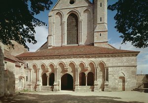 Pohled na vstupní verandu cisterciáckého opatství, postaveného v letech 1140-60 od French School