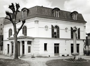 Pohled na fasádu Bibliotheque Marmottan ze zahrady, postavená 1880-1921 od French School