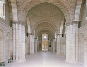 Pohled na hlavní loď a apsidu opatského kostela s podobiznami Jindřicha II. (1133-89 anglického krále a jeho manželky Eleonory Akvitánské († 1204) od French School