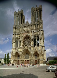 Pohled na západní průčelí, zahájený v roce 1231 a dokončený v roce 1430 od French School