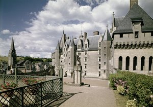 Pohled na západní průčelí zrestaurovaného zámku postaveného pro Jeana Bourrea, ministra Ludvíka XI. Francouzského, kolem roku 1465 (viz také 87684-85) od French School