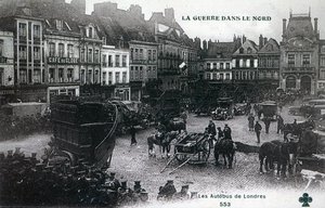 Válka na severu: Londýnské autobusy britských expedičních sil na hlavním náměstí v Bethune v roce 1915 (fotolitografie) od French School