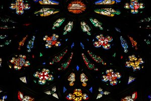 Okno zobrazující detail ze západního rozetového okna; erby zahrnují Montmorency-Laval, Bertrand Duguesclin a Oliver de Clisson od French School