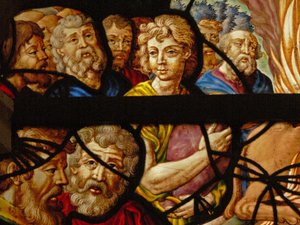 Okno v Charnier (w.8) zobrazující detail z Eliášovy oběti; kněží Baalovi od French School