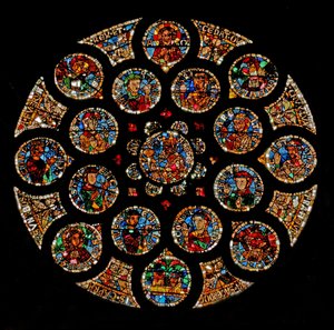 Okno w108 zobrazující Novou smlouvu: nahoře je Kristus (Alfa a Omega), pak čtyři symboly evangelistů tvořící čtverec, dvě ctnosti jsou na levém a pravém konci a Ar od French School
