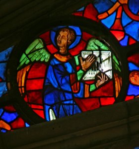 Okno w141 zobrazující anděla s hudebním nástrojem od French School