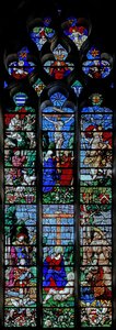 Okno w25 zobrazující Ukřižování s Hubertem a sv. Kryštofem; níže je dárce Louis de Roncherolles a manželka Francoise de Halluin se St Louis a St Francis od French School