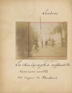 Londýn. Dětský choreograf v uličce Un Oigue Barbarie od French Unknown maker