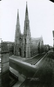 Katedrála svatého Patrika, Fifth Avenue, 1909 (černobílá fotografie) od G.P. Hall und Sohn