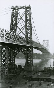 Williamsburg Bridge přes East River během výstavby, 1898 od G.P. Hall und Sohn