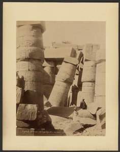 (Karnak) Gd. Chrám, hypostylová hala, interiér, opřený sloup od G. Lekegian