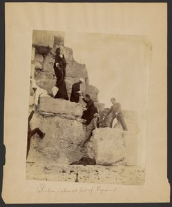 [Obrázek pořízený na úpatí pyramid]