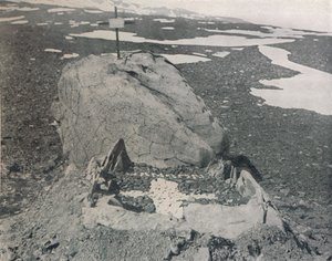 Hansensův hrob na mysu Adare, 1911, 1913