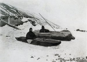 Dva kajaky na břehu, c1911, 1913 od G. Murray Levick