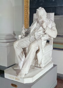Sedící socha Victora Huga (1802-85) (mramor)