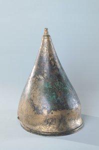 Přilba s řezanou výzdobou, z hrobky v Berru, Marne (bronzová) (viz také 128317)