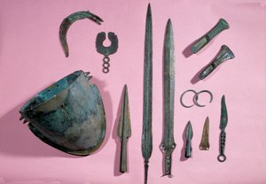 Galské umění: bronzová přilba, sekera, srp, ozdoba, epee, náramek, bodec od Theila a Billy sur Loir. 1150 - 950 před naším letopočtem. Saint-Germain-en-Laye, Muzeum starožitností