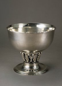 Tepaná a dlabaná stříbrná mísa na ovoce od Georg Jensen