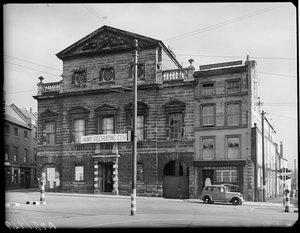 Derby Assembly Rooms, Market Place, Derby, 1942. od George Bernard Mason