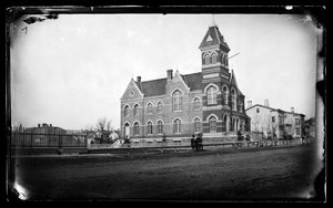 Town Hall, Flatbush, Brooklyn, cca 1872-87 (mokrý kolodiový negativní)