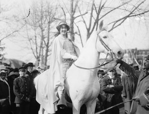 Inez Milholland Boissevain na přehlídce National American Woman Suffrage Association