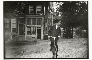 Cyklista na Keizersgracht v Amsterdamu od George Hendrik Breitner