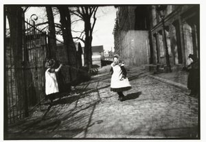 Děti si hrají před vchodem do Breitnerova ateliéru na Prinseneilandu v Amsterdamu od George Hendrik Breitner
