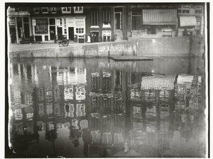 Odraz kanálových domů ve vodě na Singel 377 až 385 v Amsterdamu od George Hendrik Breitner