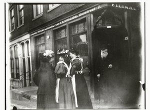 Čtyři mladé ženy na ulici před degustační místností Koggink na Runstraat v Amsterdamu od George Hendrik Breitner