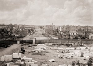 Columbia, Jižní Karolína, USA po požáru v roce 1865 (černobílá fotografie)